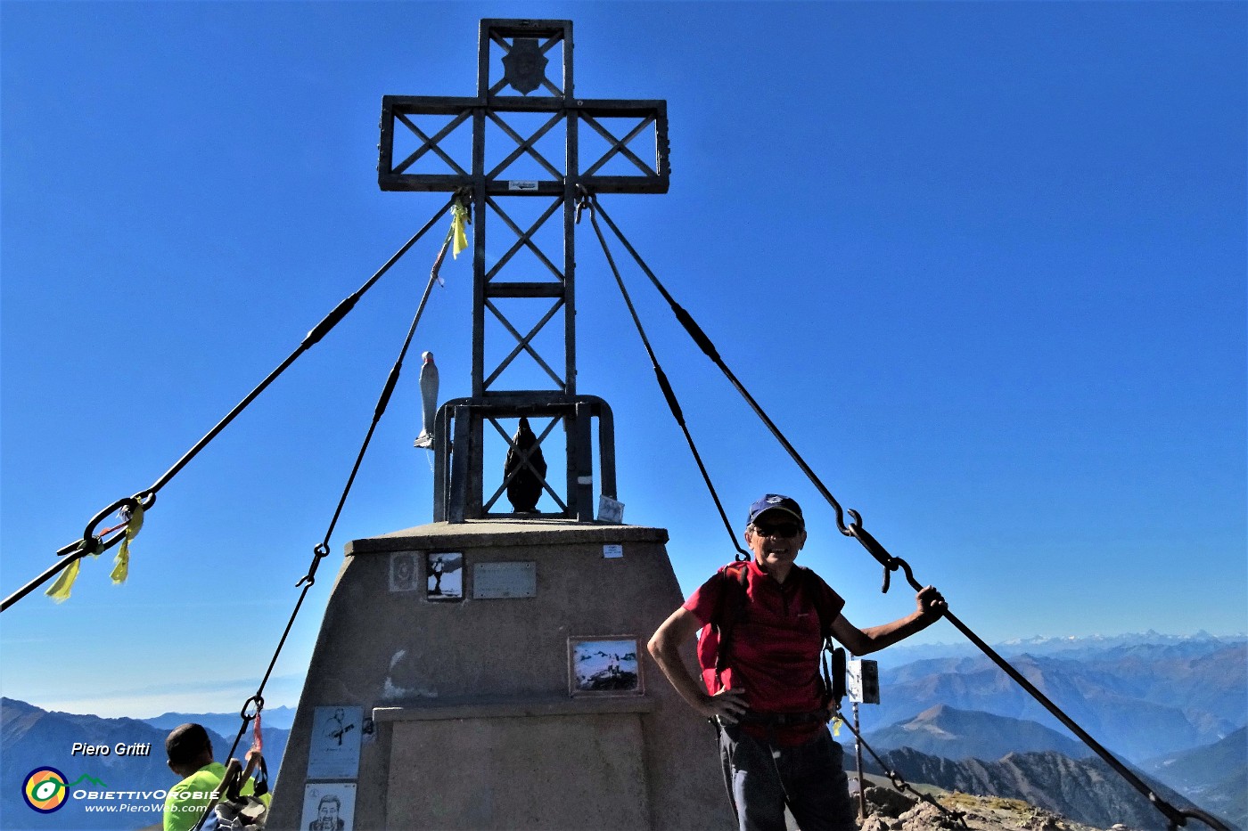55 Alla croce di vetta del Tre Signori con vista verso le Alpi Retiche.JPG -                                